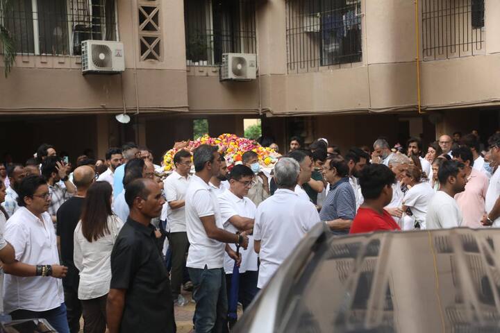 Dressed in white, many came with folded hands and tearful eyes, embracing each other as they offered condolences to her husband, actor Parag Tyagi, and her family.