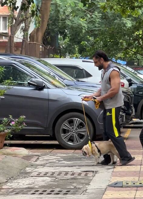 शेफाली जरीवाला के पति पराग अपनी वाइफ की मौत से पूरी तरह टूट चुके हैं. उनकी आंखू में आंसू और चेहरे पर दर्द दिखाई दिया.