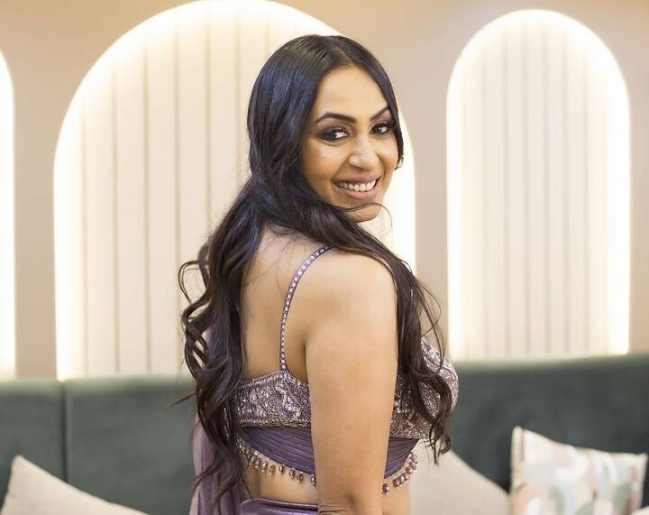 कश्मीरा शाह ने कॉमेडियन कृष्णा अभिषेक संग शादी की है.दोनों की मुलाकात पप्पू पास हो गया की शूटिंग के दौरान हुई थी.