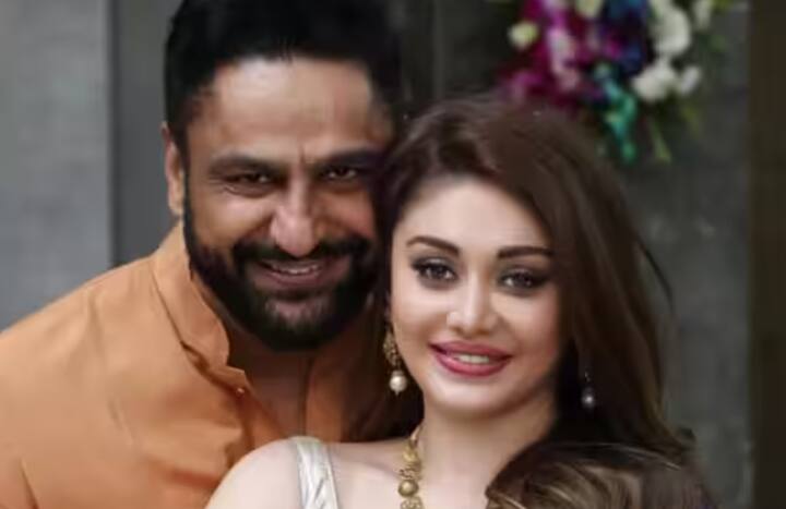 27 ਜੂਨ ਦੀ ਰਾਤ ਦੇਸ਼ ਵਾਸੀਆਂ ਲਈ ਇੱਕ ਬੁਰੀ ਖ਼ਬਰ ਲੈ ਕੇ ਆਈ। ਬਾਲੀਵੁੱਡ ਦੀ ਮਸ਼ਹੂਰ ਅਦਾਕਾਰਾ ਸ਼ੇਫਾਲੀ ਜਰੀਵਾਲਾ ਦਾ ਅੱਧੀ ਰਾਤ ਨੂੰ ਦੇਹਾਂਤ ਹੋ ਗਿਆ। ਸ਼ੇਫਾਲੀ ਜਰੀਵਾਲਾ ਨੇ ਸਿਰਫ਼ 19 ਸਾਲ ਦੀ ਉਮਰ ਵਿੱਚ 'ਕਾਂਟਾ ਲਗਾ' ਗੀਤ ਨਾਲ ਪੂਰੇ ਭਾਰਤ ਵਿੱਚ ਆਪਣਾ ਨਾਮ ਬਣਾ ਲਿਆ ਸੀ। 42 ਸਾਲ ਦੀ ਉਮਰ ਵਿੱਚ ਉਨ੍ਹਾਂ ਦੇ ਇਦਾਂ ਅਚਾਨਕ ਚਲੇ ਜਾਣ ਨਾਲ ਉਨ੍ਹਾਂ ਦੇ ਸਾਰੇ ਪ੍ਰਸ਼ੰਸਕਾਂ ਅਤੇ ਬਾਲੀਵੁੱਡ ਜਗਤ ਵਿੱਚ ਸੋਗ ਦੀ ਲਹਿਰ ਹੈ। ਤੁਹਾਨੂੰ ਦੱਸ ਦੇਈਏ ਕਿ ਸ਼ੈਫਾਲੀ ਜਰੀਵਾਲਾ ਨੇ 2014 ਵਿੱਚ ਅਦਾਕਾਰ ਪਾਰਸ ਤਿਆਗੀ ਨਾਲ ਵਿਆਹ ਕੀਤਾ ਸੀ।