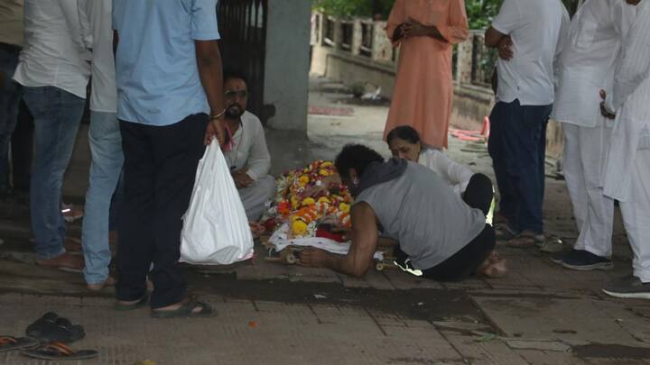 সব শেষ হয়ে যাওয়ার আগে, শ্মশানের বাইরে শেফালির দেহের পাশে বসে পড়েন পরাগ। কান্নায় ভেঙে পড়েন তিনি। শেফালির কপালে ঠোঁট ছোঁয়ান। হাত বুলিয়ে দেন মাথায়।