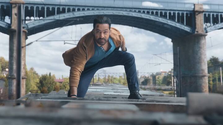 वॉर 2 में ऋतिक रोशन , जूनियर एनटीआर और कियारा आडवाणी जैसे सितारे नजर आएंगे, और ये फिल्म वाईआरएक के स्पाय यूनिवर्स का हिस्सा है, जिसमें एक्शन और थ्रिलर भरपूर देखने मिलेगा.