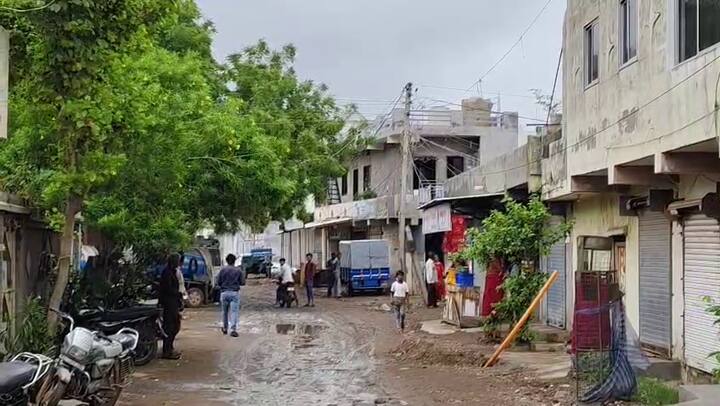 આ કૌભાંડ એક દાયકાથી વધુ સમયથી ધમધમતું હતું અને તેમાં સ્થાનિક ગ્રામ પંચાયતની સંડોવણી પણ સામે આવી છે, કારણ કે તેમણે ગેરકાયદેસર રીતે પાણી અને ભૂગર્ભના કનેક્શન પણ આપ્યા હતા.