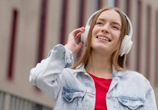 इयरफोन या हेडफोन का ज्यादा इस्तेमाल: कान में लंबे समय तक इयरफोन या हेडफोन लगाने से हवा का प्रवाह रुकता है, जिससे पसीना और बैक्टीरिया जमा होते हैं. इससे इंफेक्शन और खुजली हो सकती है.