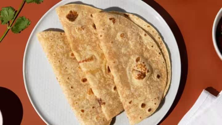 सुबह खाली पेट दूध में भिगोई हुई बासी रोटी खाने से ब्लड शुगर कंट्रोल में रहता है, इसलिए इसे डायबिटीज के मरीजों के लिए फायदेमंद माना जाता है। सुबह दूध और रोटी खाने से शरीर का तापमान सामान्य बनाए रखने में मदद मिलती है।