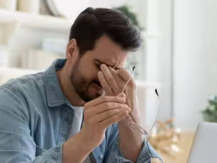 ਥਕਾਵਟ ਅਤੇ ਭਾਰੀਪਨ ਮਹਿਸੂਸ ਕਰਨਾ: ਜੇਕਰ ਰਾਤ ਨੂੰ ਬਿਨਾਂ ਮਿਹਨਤ ਕੀਤਿਆਂ ਵੀ ਸਰੀਰ ਭਾਰੀ ਮਹਿਸੂਸ ਹੁੰਦਾ ਹੈ ਜਾਂ ਤੁਸੀਂ ਸੌਣ ਤੋਂ ਬਾਅਦ ਵੀ ਤਾਜ਼ਗੀ ਮਹਿਸੂਸ ਨਹੀਂ ਕਰਦੇ, ਤਾਂ ਇਹ ਯੂਰਿਕ ਐਸਿਡ ਦੇ ਵਧਣ ਕਾਰਨ ਮੈਟਾਬੋਲਿਕ ਅਸੰਤੁਲਨ ਦਾ ਲੱਛਣ ਹੋ ਸਕਦਾ ਹੈ।