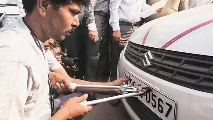 जो नंबर प्लेट सबसे ज्यादा गाड़ियों पर लगी हुए नजर आती है. वह होती है सफेद कलर की नंबर प्लेट. जो की सभी राज्यों के निजी वाहन चालकों को दी जाती है. इस नंबर प्लेट का कोई अलग मतलब नहीं होता. यह सामान्य तौर पर सभी निजी वाहनों के लिए है.