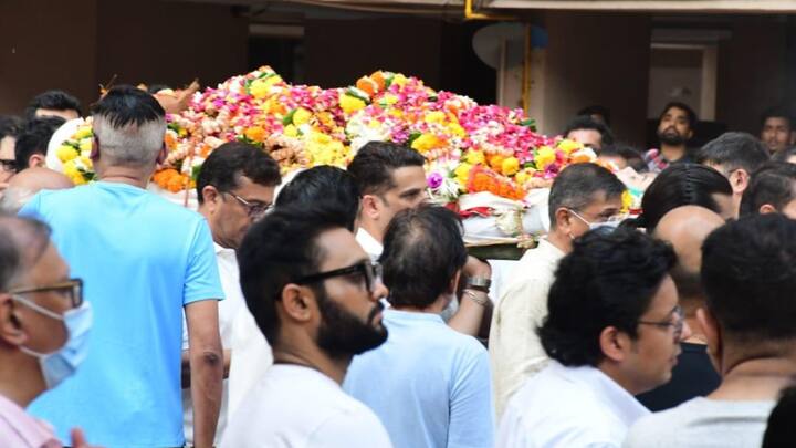 শুক্রবার রাতে ফ্ল্যাট থেকে উদ্ধার হয় শেফালির দেহ। প্রাথমিক ভাবে জানা যাচ্ছে, কার্ডিয়াক অ্যারেস্ট হয়েছিল তাঁর। কিন্তু ময়নাতদন্তের রিপোর্ট সামনে এলেই আসল কারণ জানা যাবে।