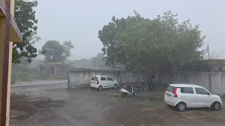 હવામાન વિભાગે નાગરિકોને વીજળીના કડાકા-ભડાકા સાથે વરસાદ અને તેજ પવન ફૂંકાવાની શક્યતા પણ વ્યક્ત કરી છે. નીચાણવાળા વિસ્તારોમાં પાણી ભરાવા, રસ્તાઓ પર લપસણા થવા અને ટ્રાફિક જામ જેવી પરિસ્થિતિઓ સર્જાઈ શકે છે.