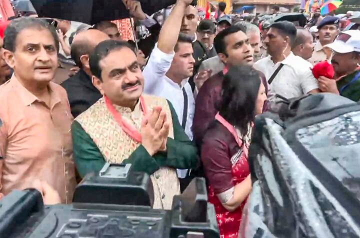আজ ২৮ জুন সকালেই ভুবনেশ্বরে এসে উপস্থিত হয়েছিলেন গৌতম আদানি এবং তাঁর স্ত্রী প্রীতি আদানি।