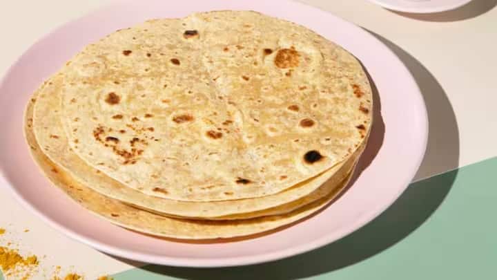 विशेषज्ञों के अनुसार, सुबह खाली पेट दूध में भिगोई हुई बासी रोटी खाने से शरीर को कैल्शियम, प्रोटीन और फाइबर मिलता है, जो शरीर को भीतर से मजबूत बनाता है। और इसे रोजाना खाने से शरीर का मेटाबॉलिज्म बेहतर होता है।