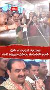 పూరీ జగన్నాథుడి భక్తుల కోసం గరిటె తిప్పుతూ ప్రసాదం తయారీలో అదానీ