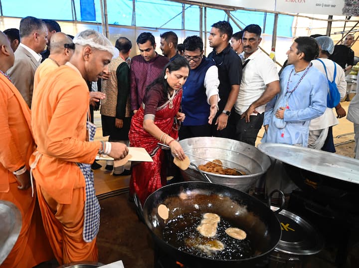 বিশ্বখ্যাত পুরীর রথযাত্রা শুরু হয়েছে গতকাল, চলবে ৮ জুলাই পর্যন্ত। আর এরই মধ্যে এই রথযাত্রার শুভ অনুষ্ঠানে অংশ নিলেন আদানি পরিবার।