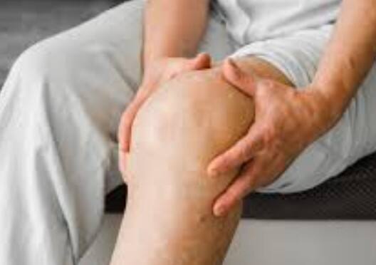 जोड़ों में सूजन और गर्माहट: रात के समय अंगुलियों, टखनों या घुटनों में हल्की सूजन और गर्माहट महसूस हो तो यह यूरिक एसिड के क्रिस्टल जमा होने का इशारा है.