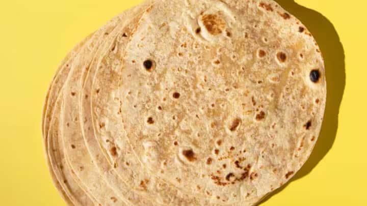 बासी रोटी में रेजिस्टेंट स्टार्च होता है, जो शरीर के लिए अच्छा होता है। यह स्टार्च जल्दी पचता नहीं है, इसलिए यह आपको लंबे समय तक भरा हुआ रखता है। इससे आपको बार-बार भूख नहीं लगती और आप ज़्यादा खाने से भी बचते हैं और वजन घटाने में मदद मिलती है।