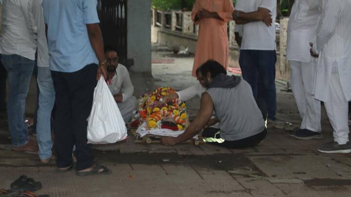 গতকাল রাত থেকে কার্যত একাই সব সামলাচ্ছিলেন পরাগ। সংবাদমাধ্য়মের ক্যামেরা সর্বত্র তাঁকে অনুসরণ করলেও, মেজাজ হারাননি। বরং বলতে শোনা য়ায়, “দয়া করে উপহাসস্পদ করে তুলবেন না। আমার পরীর জন্য প্রার্থনা করুন। যেখানেই থাকুক, ভাল থাকুক, শান্তিতে থাকুক।” এদিন স্নেহের স্পর্শেই স্ত্রীকে চিরবিদায় জানান পরাগ।