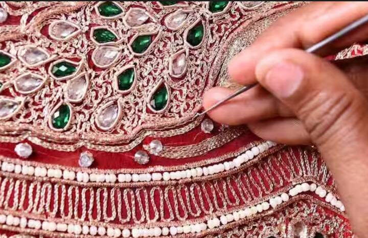 ਸਗੋਂ, ਜਿਹੜੇ ਲੋਕ ਜ਼ਰੀ ਦਾ ਕੰਮ ਕਰ ਰਹੇ ਹਨ ਜਾਂ ਜਿਨ੍ਹਾਂ ਦੇ ਪੁਰਖੇ ਬਹੁਤ ਸਮਾਂ ਪਹਿਲਾਂ ਇਹ ਕੰਮ ਕਰਦੇ ਸਨ, ਉਨ੍ਹਾਂ ਦੇ ਪਰਿਵਾਰਾਂ ਵਿੱਚ ਇਹ ਨਾਮ ਦਿੱਤਾ ਗਿਆ ਹੈ। ਜ਼ਰੀਵਾਲਾ ਉਪਨਾਮ ਦਾ ਹਿੰਦੂ, ਮੁਸਲਿਮ ਜਾਂ ਕਿਸੇ ਹੋਰ ਧਰਮ ਨਾਲ ਕੋਈ ਸਿੱਧਾ ਸਬੰਧ ਨਹੀਂ ਹੈ।