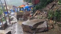 उत्तराखंड में बारिश का कहर, बद्रीनाथ-केदारनाथ हाईवे भूस्खलन के कारण बंद, कई जगह फंसे श्रद्धालु