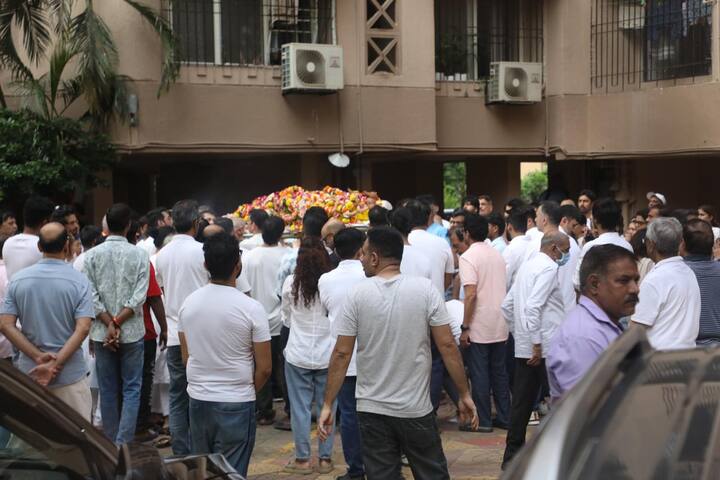 Among those present were close friends from the Bigg Boss fraternity, television stars, and a few filmmakers who had worked with Shefali over the years.