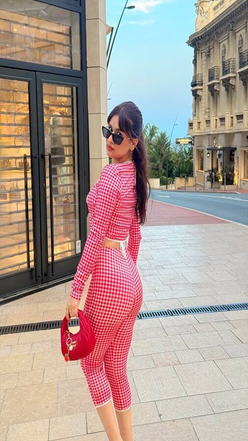 સ્ટાઈલિશ લૂકમાં અવનીત કૌરનું ફોટોશૂટ