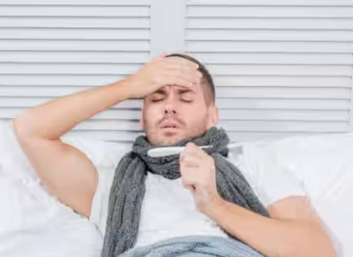 ਹਲਕਾ ਬੁਖਾਰ ਜਾਂ ਬੇਚੈਨੀ: ਯੂਰਿਕ ਐਸਿਡ ਵਧਣ ਨਾਲ ਸਰੀਰ ਵਿੱਚ ਸੋਜਸ਼ ਵੱਧ ਜਾਂਦੀ ਹੈ, ਜਿਸ ਨਾਲ ਹਲਕਾ ਬੁਖਾਰ, ਬੇਚੈਨੀ ਜਾਂ ਰਾਤ ਨੂੰ ਪਸੀਨਾ ਆ ਸਕਦਾ ਹੈ।