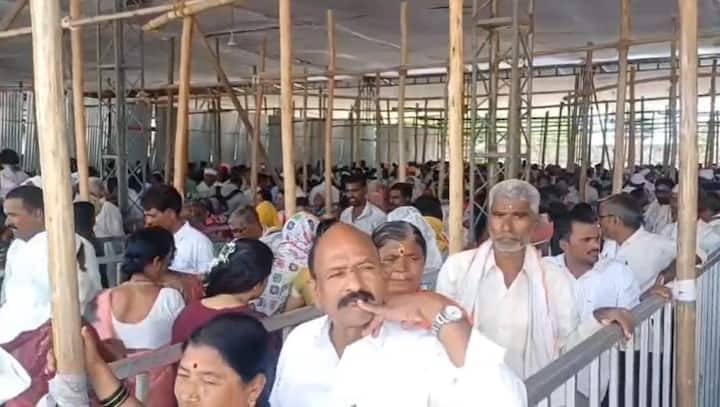 यात्रा काळात दर्शनाला तासनतास थांबावे लागत असल्याने अनेक भाविक सध्या पालखी सोहळ्यातून पुढे येऊन विठ्ठलाचे दर्शन घेत आहेत आणि पुन्हा पालखी सोहळ्यात सहभागी होताना दिसत आहेत.