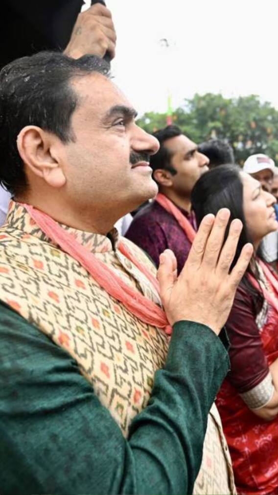 குடும்பத்துடன் பூரி ஜெகநாதர் கோயிலில், பிரசாத வழங்கிய கௌதம் அதானி