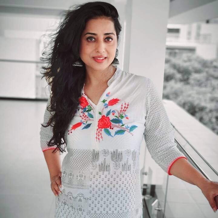 ये एक्ट्रेस कोई और नहीं बल्कि माही गिल हैं. जिन्होंने देव डी में परमिंटर और साहब बीवी और गुलाम में माधवी बन खूब पॉपुलैरिटी बटोरी.