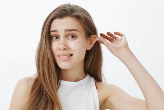 ड्राय ईयर स्किन: अगर आपकी स्किन नैचुरली ड्राय है या आपने हाल में कोई मेडिकेशन लिया है, तो कान के अंदर की त्वचा सूख सकती है, जिससे खुजली महसूस होती है. साबुन या शैंपू के हार्श केमिकल भी इसकी वजह बन सकते हैं.