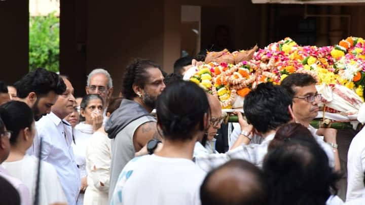 শেফালির মা-ও কান্নায় ভেঙে পড়েন। চোখের জল ফেলতে দেখা যায় পরিবার, আত্মীয়, ইন্ডাস্ট্রির লোকজনকেও। সুনিধি চৌহান, শেহনাজ গিলকেও দেখা যায় সেখানে।