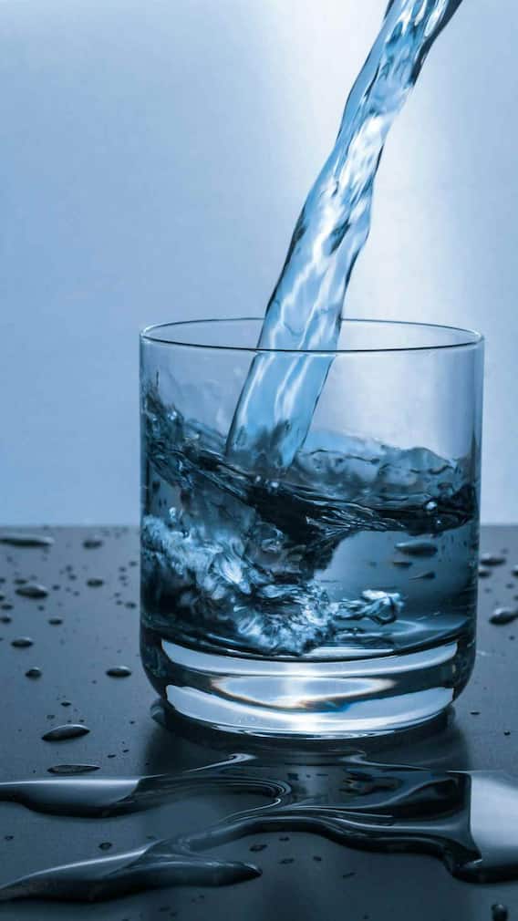 அய்யோ... நின்று கொண்டு தண்ணீர் குடித்தால் இவ்வளவு தீமைகளா?