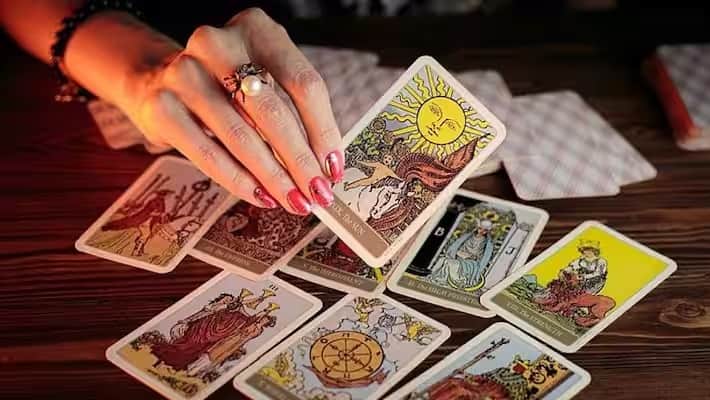 धन - टैरो कार्ड- धनु राशि वालों को इस सप्ताह संतुलन बनाए रखना होगा। धैर्य से सफलता मिल सकती है। अपने रिश्तों में मधुरता बनाए रखें। उपाय- गुरुवार को केले के पेड़ पर जल चढ़ाएं। शुभ अंक- 3 शुभ रंग- पीला सप्ताह का शुभ संकेत- किसी भी काम में अति से बचें।