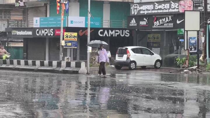 'ઓરેન્જ એલર્ટ' હેઠળના જિલ્લાઓ: આ ઉપરાંત, અન્ય 18 જિલ્લાઓમાં હળવાથી મધ્યમ વરસાદની સંભાવનાને પગલે 'ઓરેન્જ એલર્ટ' આપવામાં આવ્યું છે. આ જિલ્લાઓમાં દાહોદ, મહિસાગર, છોટા ઉદેપુર, સુરત, તાપી, ડાંગ, નવસારી, વલસાડ, દમણ, દાદરા અને નગર હવેલી, ગાંધીનગર, ખેડા, જામનગર, રાજકોટ, પોરબંદર, જૂનાગઢ, અમરેલી, બોટાદ, ગીર સોમનાથ અને દીવ, અરવલ્લી નો સમાવેશ થાય છે.