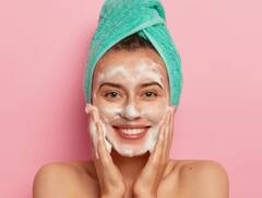 बारिश के मौसम में चेहरे की करें देखभाल, इन 6 चीजों को लगाना न भूलें