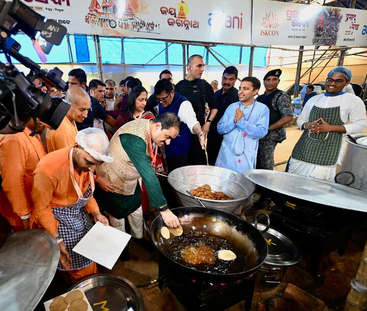 গৌতম আদানি স্বয়ং এবং তাঁর স্ত্রী প্রীতি আদানি একত্রে ভক্তদের জন্য প্রসাদ রান্নায় হাত লাগান। শুধু তাই নয়, তিনি নিজে হাতে ভক্তদের প্রসাদ পরিবেশনও করেন।