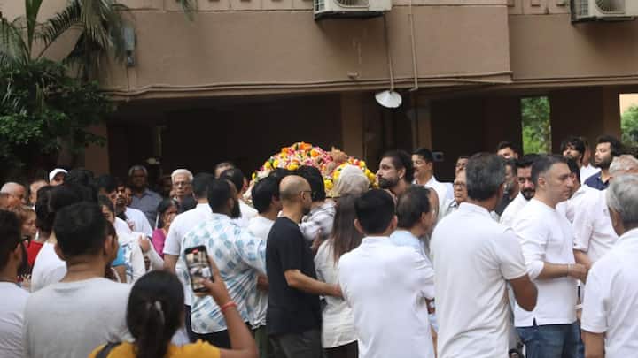 শনিবার বেল ভিউ হাসপাতাল থেকে শেফালির দেহ বের করা হল যখন, সেখানে ভিড় করেছিলেন বহু মানুষ। পরিবার-পরিজন তো বটেই, ইন্ডাস্ট্রির বহু মানুষও পৌঁছন।