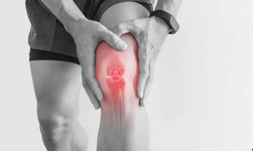 जोड़ों में अचानक तेज दर्द: यूरिक एसिड बढ़ने पर सबसे पहले असर पड़ता है जोड़ों पर, रात में अचानक किसी एक पैर में असहनीय दर्द उठना इसका बड़ा संकेत हो सकता है.