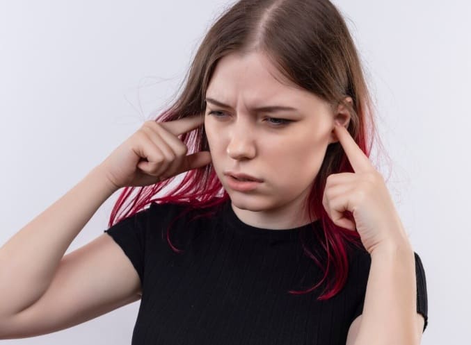 એલર્જી અથવા રિએકશન: જો તમે નવા કાનના ઇયરિંગ્સ, હેર સ્પ્રે અથવા શેમ્પૂનો ઉપયોગ કર્યો હોય અને તે પછી ખંજવાળ શરૂ થાય, તો તે એલર્જીક રિએકશન  હોઈ શકે છે