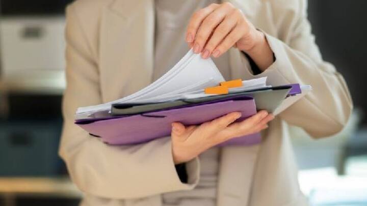 अगर आप इस योजना से जुड़ना चाहते हैं तो सबसे पहले एक वैध पहचान पत्र की ज़रूरत होती है. इसके अलावा बैंक खाता होना जरूरी है जिससे पैसे सीधे कट सकें. इसके साथ ही एड्रेस प्रूफ भी मांगा जाता है. यह भी जरूरी होता है.