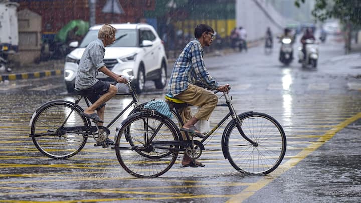 মঙ্গলবার বেশিরভাগ জেলাতে মেঘলা আকাশ ভারী বৃষ্টির সম্ভাবনা। অতি ভারী বৃষ্টি না থাকলেও ভারী বৃষ্টির সম্ভাবনা থাকবে ছয় জেলাতে। ভারী বৃষ্টির সতর্কতা দক্ষিণ ২৪ পরগনা, পূর্ব ও পশ্চিম মেদিনীপুর, বাঁকুড়া, পুরুলিয়া ও ঝাড়গ্রাম জেলাতে ভারী বৃষ্টির সতর্কতা। তবে বজ্রবিদ্যুৎসহ কয়েক পশলা বৃষ্টির সম্ভাবনা বিক্ষিপ্তভাবে সব জেলাতেই।