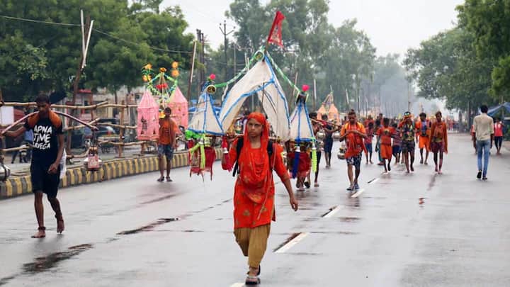 यात्रा के दौरान कांवड़ को कभी भी जमीन पर नहीं रखते हैं. कांवड़ को हमेशा कंधे या स्टैंड पर ही रखा जाता है.