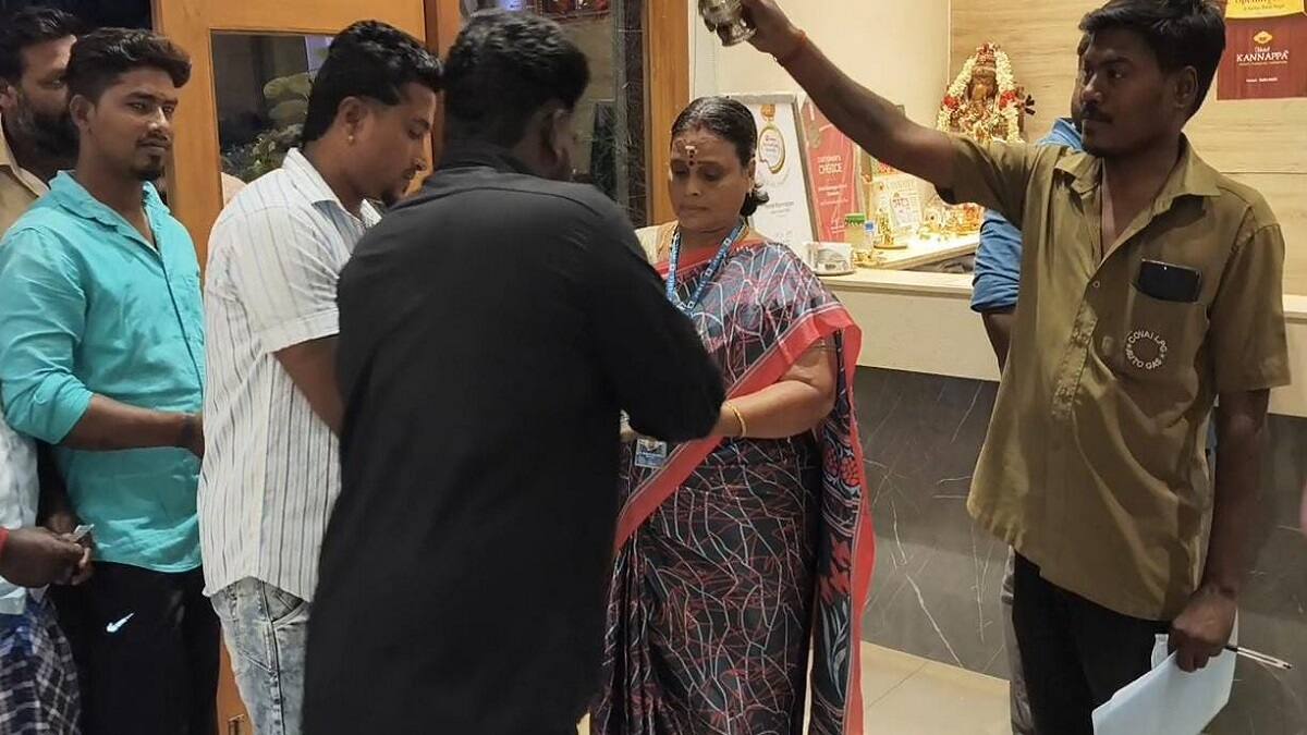 மக்களை மகிழ்விக்கும் மழை... அறுசுவை அசைவ விருந்தை தாங்களே பரிமாறி நெகிழச் செய்த ஜோதி அறக்கட்டளை