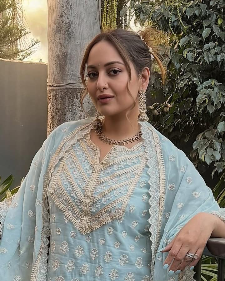 Sonakshi said, 'I have found a way to shut down the noise. When I am not at work, I am very happy away from the screen and I remain calm. When I am at work, I have to deal with many things, then I deal with it better.