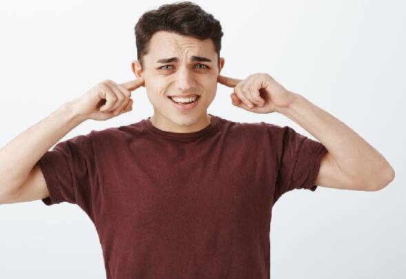 સ્કિન કંડીશન્સ: જો આપને પહેલાથી જ એલર્જી કે સ્કિન ડીસીઝ છે તો તેની કાનની અંદરની ત્વચાને પણ અસર કરી શકે છે. ખરજવું અથવા સોરાયસિસ જેવી સ્થિતિઓ વારંવાર ખંજવાળની સમસ્યા ઉભી થઇ શકે છે.