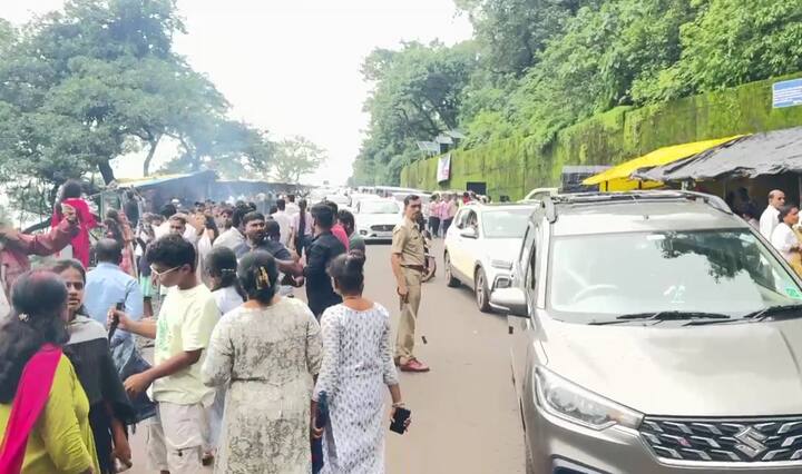 महाराष्ट्राची ‘चेरापुंजी’ म्हणून ओळख असलेल्या आंबोलीत वर्षा पर्यटनासाठी आलेल्या पर्यटकांचा शनिवारी हिरमोड झाला.