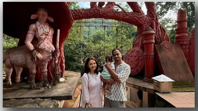 पति और बेटे संग गुवाहाटी के भीमाशंकर धाम पहुंची देवोलिना, बोलीं- दर्शन कर धन्य हो गई