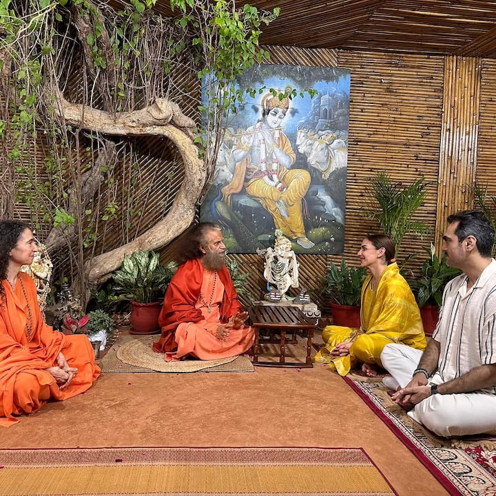 ઈશા ભરત સાથે પરમાર્થ નિકેતન (ઋષિકેશ) પહોંચી. અહીં તેણીએ ગંગા આરતી કરી હતી.