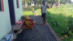 शाहजहांपुर में नई सड़क को मूगरी से कूट रहे हैं लोग, जानें क्या है पूरा मामला