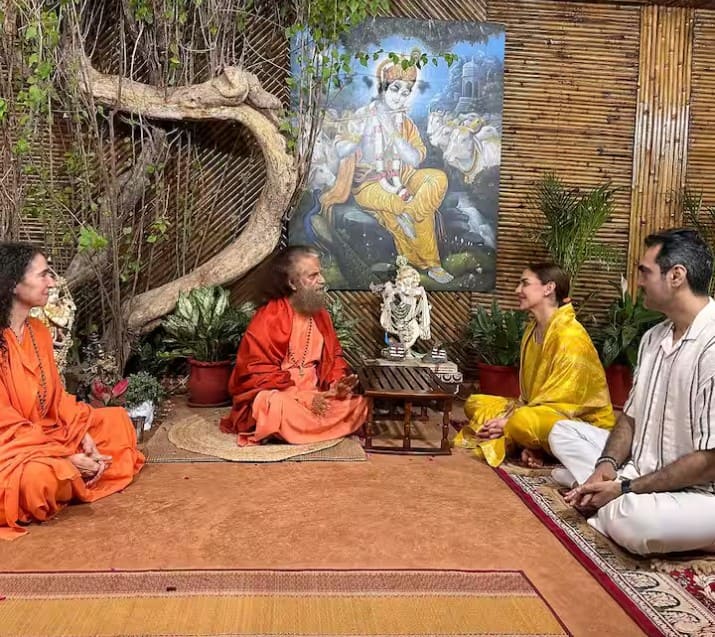 ਹੇਮਾ ਮਾਲਿਨੀ ਅਤੇ ਧਰਮਿੰਦਰ ਦੀ ਧੀ ਈਸ਼ਾ ਦਿਓਲ ਇਨ੍ਹੀਂ ਦਿਨੀਂ ਆਪਣੀ ਨਿੱਜੀ ਜ਼ਿੰਦਗੀ ਨੂੰ ਲੈ ਕੇ ਸੁਰਖੀਆਂ ਵਿੱਚ ਹੈ। ਹਾਲ ਹੀ ਵਿੱਚ ਉਹ ਆਪਣੇ ਸਾਬਕਾ ਪਤੀ ਭਰਤ ਤਖ਼ਤਾਨੀ ਨਾਲ ਦੇਖੀ ਗਈ। ਈਸ਼ਾ ਭਾਰਤ ਦੇ ਨਾਲ ਪਰਮਾਰਥ ਨਿਕੇਤਨ (ਰਿਸ਼ੀਕੇਸ਼) ਪਹੁੰਚੀ। ਇੱਥੇ ਉਨ੍ਹਾਂ ਨੇ ਗੰਗਾ ਆਰਤੀ ਕੀਤੀ।