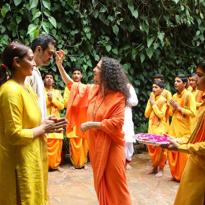 પૂજ્ય સ્વામી નામના સોશિયલ મીડિયા હેન્ડલ પર ઈશા અને ભરતની સાથેની તસવીરો શેર કરવામાં આવી હતી. ઈશા અને ભરત સાથે પૂજા કરતા જોવા મળ્યા હતા.